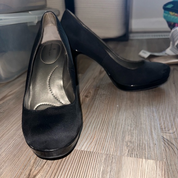 Black Bandolino Platform Heels - Picture 2 of 2